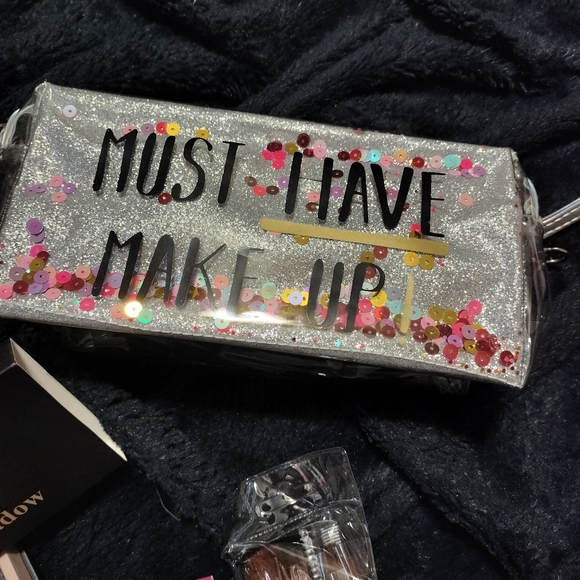 Makeup case with some Makeup - Picture 3 of 4